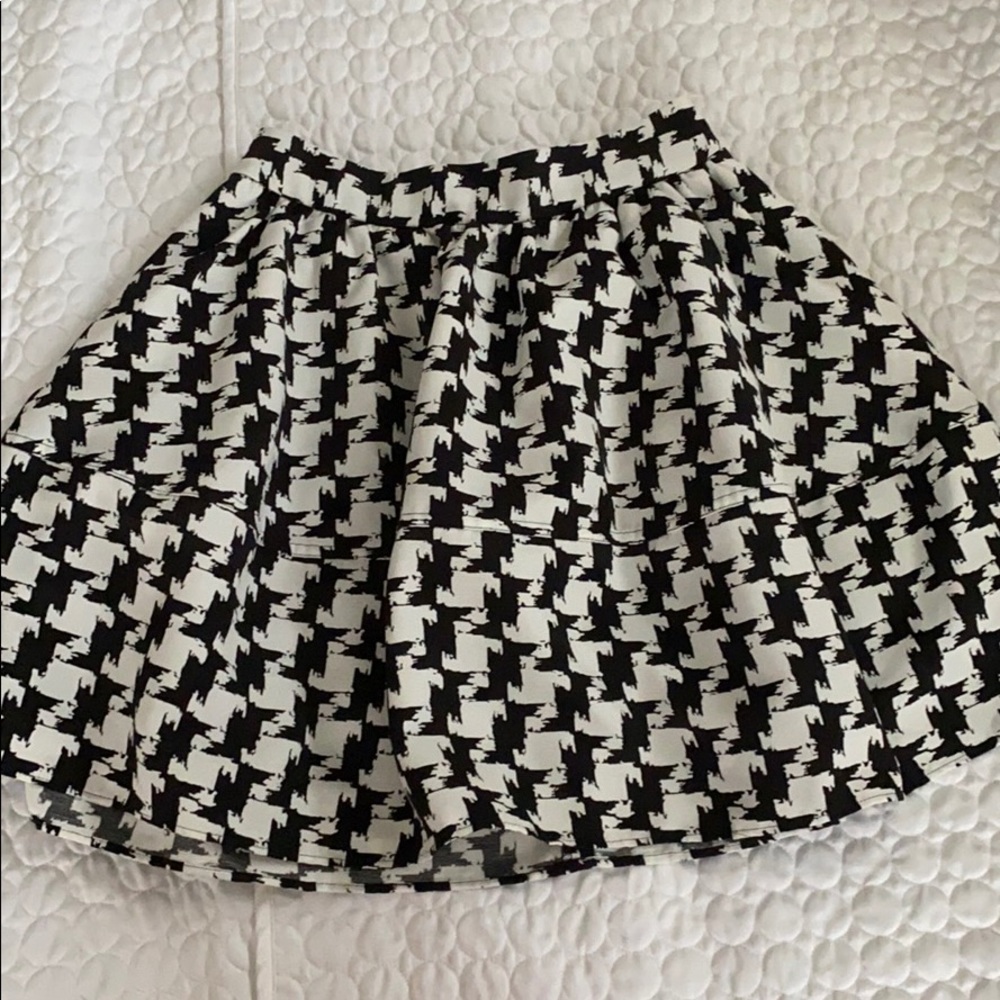 EXPRESS Black and white houndstooth WOMEN size 0 circle skirt with side pockets